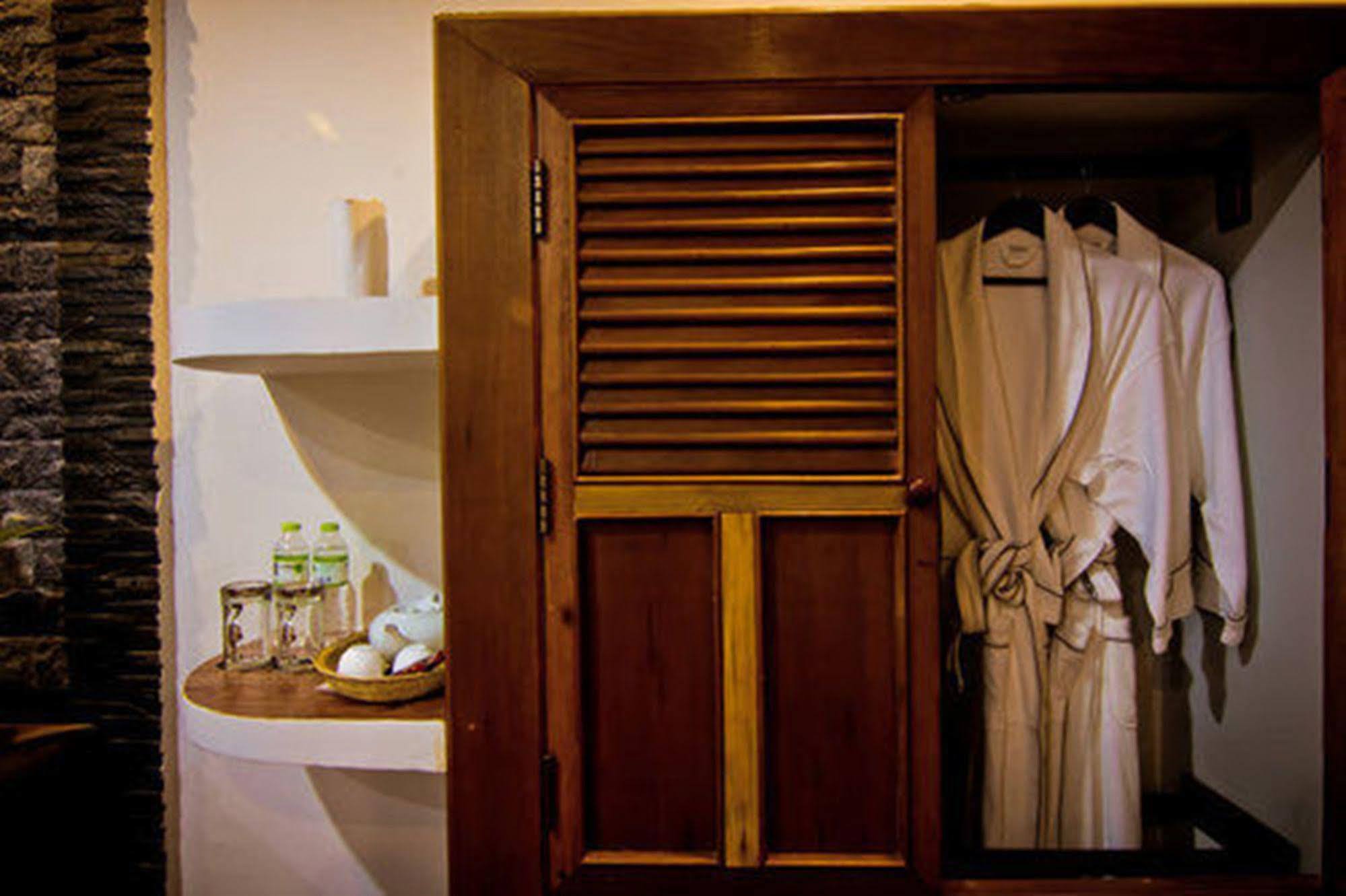Ravorn Villa Boutique Battambang Bagian luar foto