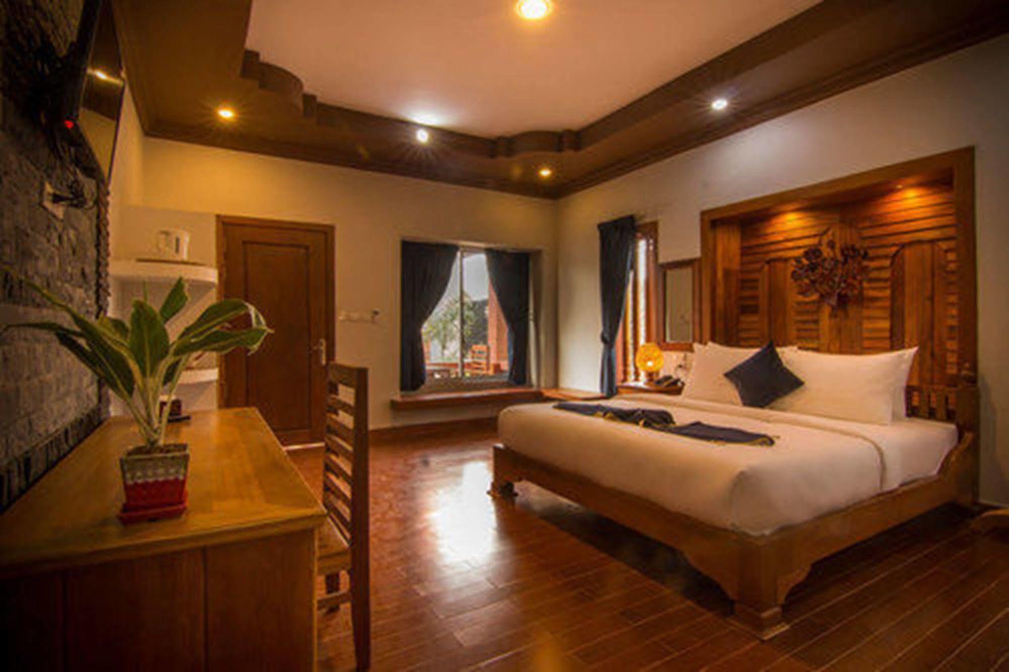 Ravorn Villa Boutique Battambang Bagian luar foto