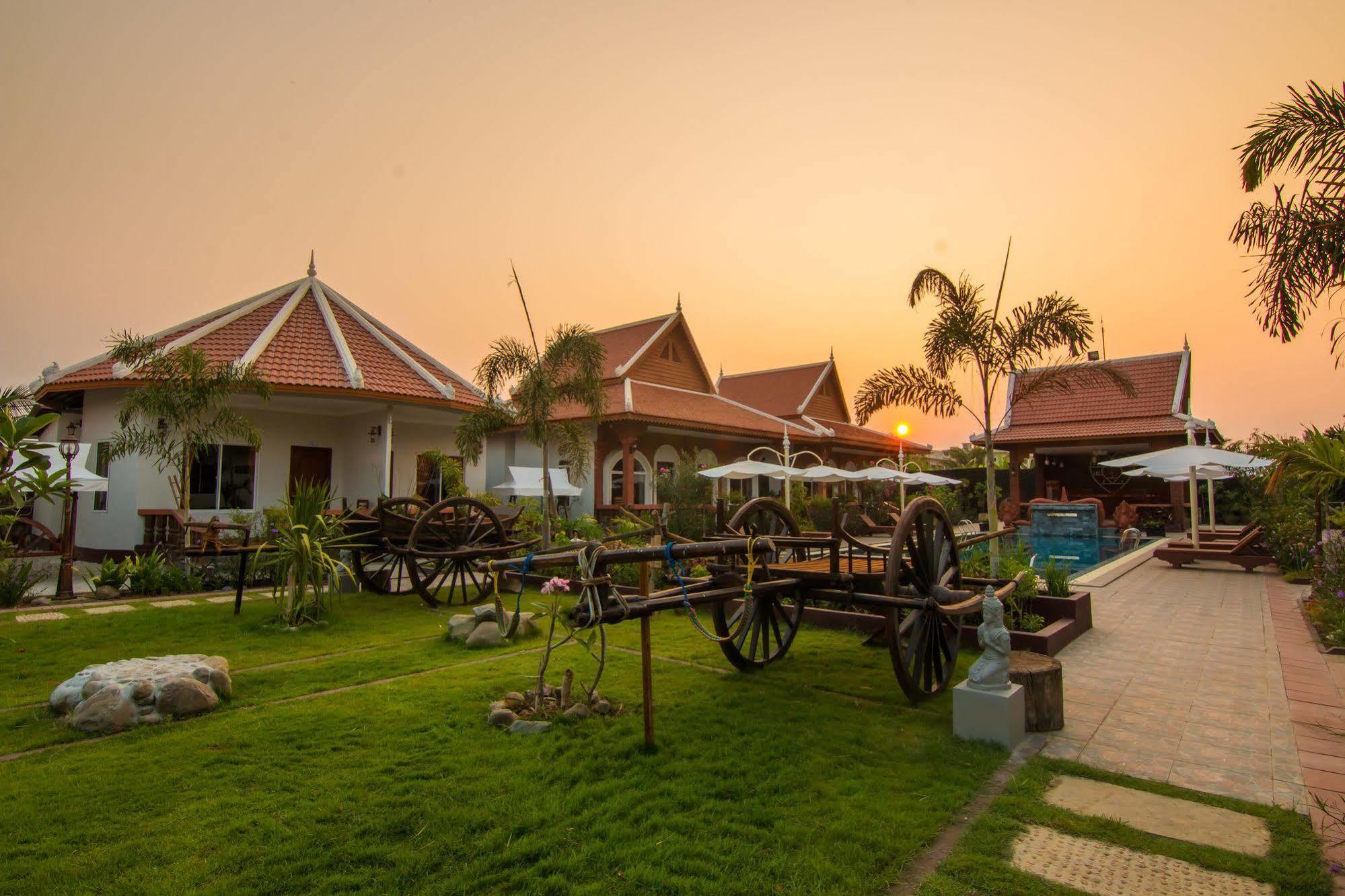 Ravorn Villa Boutique Battambang Bagian luar foto