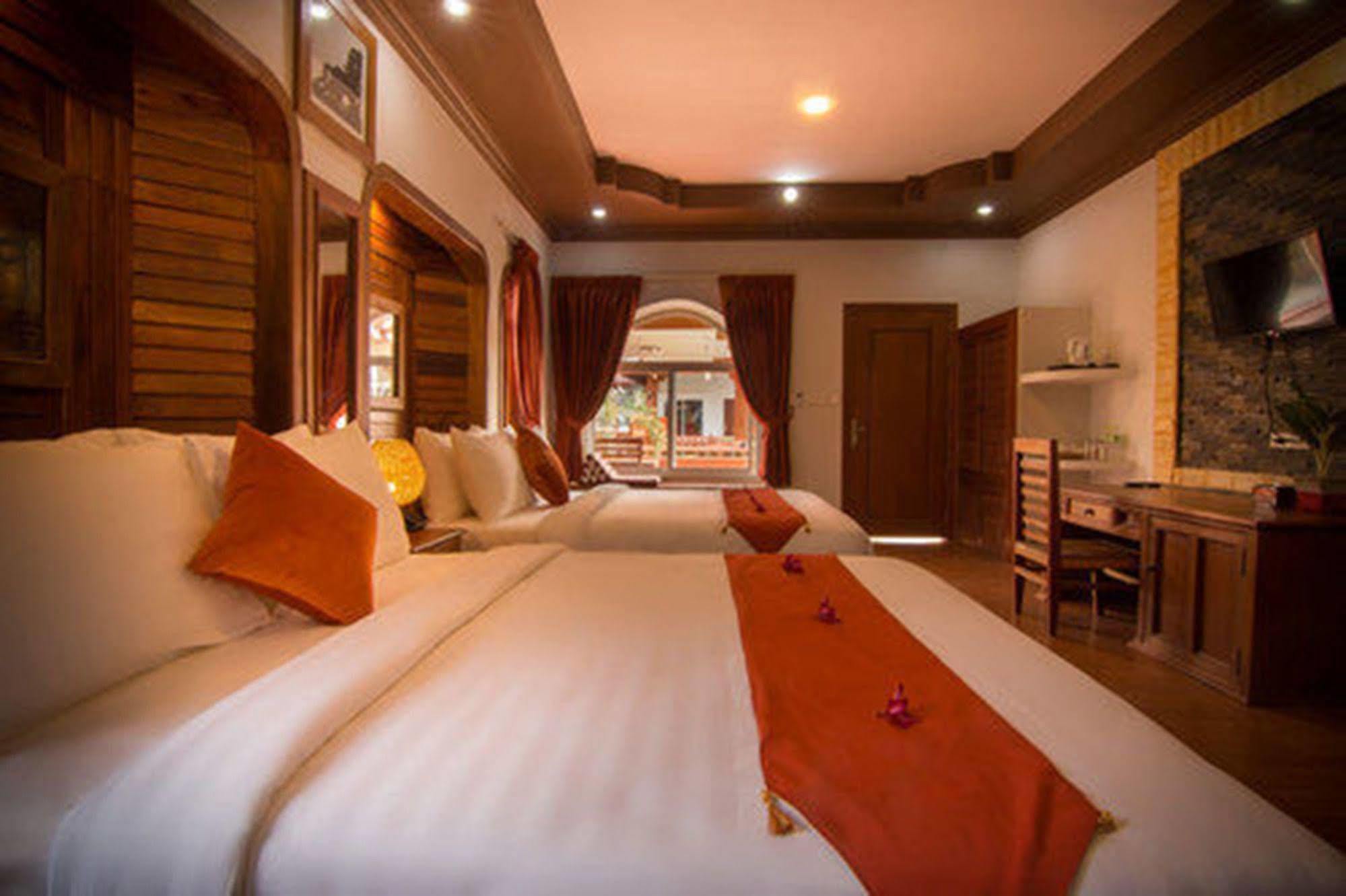 Ravorn Villa Boutique Battambang Bagian luar foto